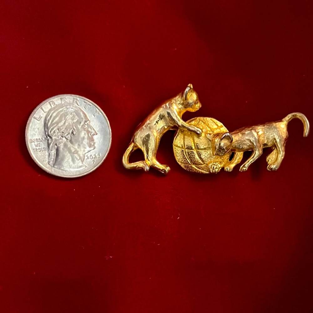 2 Kitties Brooch with Yarn Vintage 90’s
